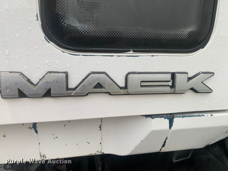 image for item DM7941 2013 Mack CXU613 Pinnacle  semi truck