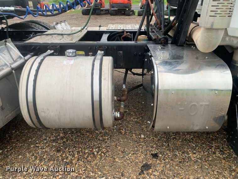 image for item DM7941 2013 Mack CXU613 Pinnacle  semi truck