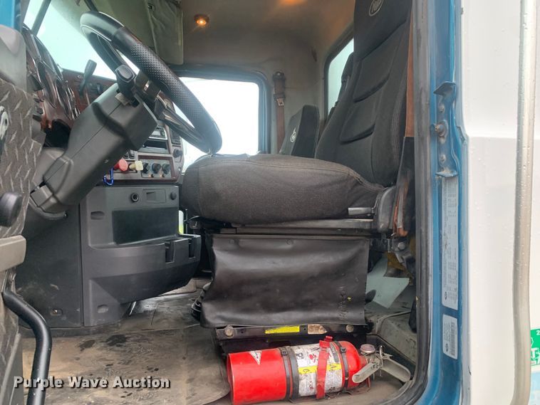 image for item DM7941 2013 Mack CXU613 Pinnacle  semi truck