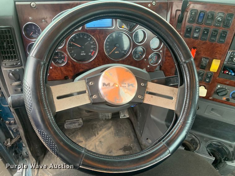 image for item DM7941 2013 Mack CXU613 Pinnacle  semi truck