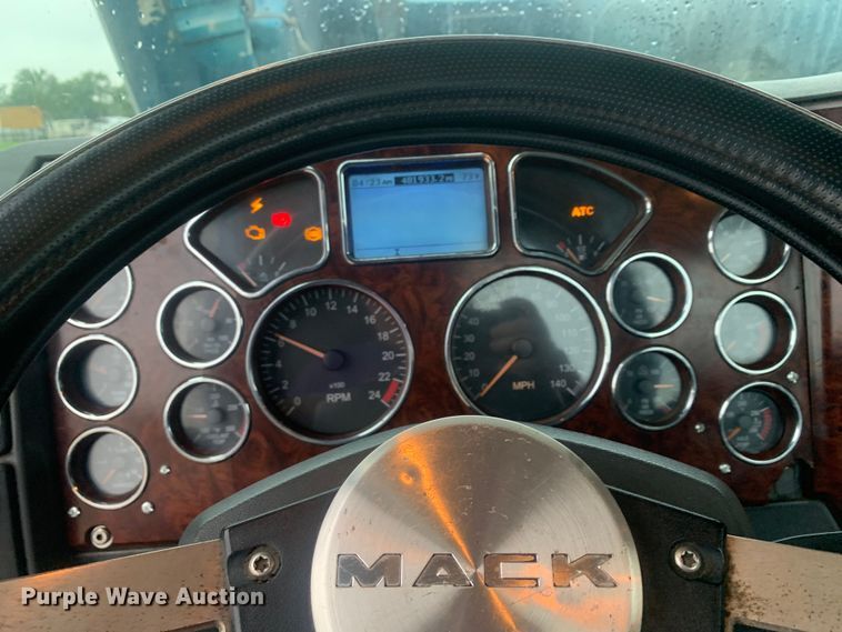 image for item DM7941 2013 Mack CXU613 Pinnacle  semi truck