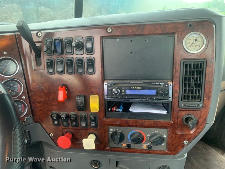 image for item DM7941 2013 Mack CXU613 Pinnacle  semi truck