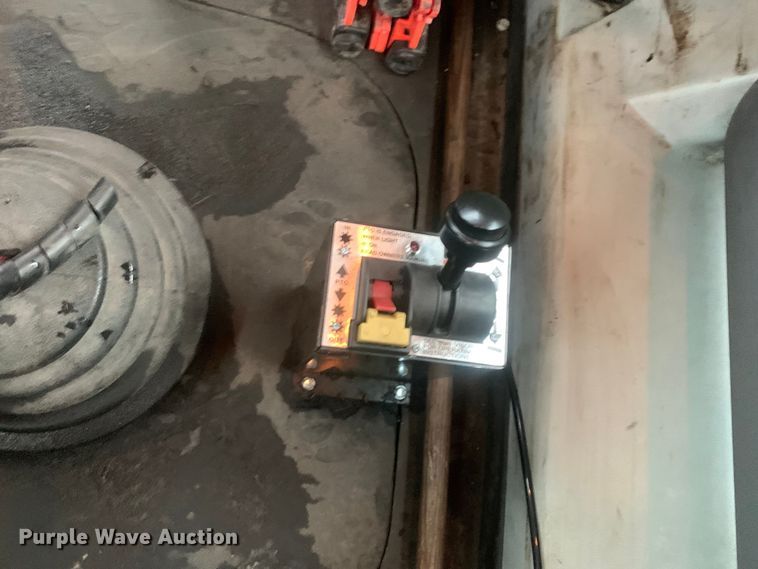 image for item DM7941 2013 Mack CXU613 Pinnacle  semi truck