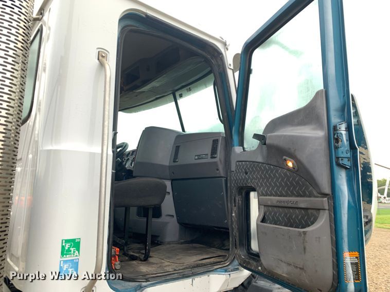 image for item DM7941 2013 Mack CXU613 Pinnacle  semi truck