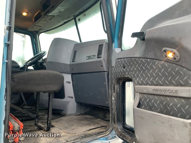 image for item DM7941 2013 Mack CXU613 Pinnacle  semi truck