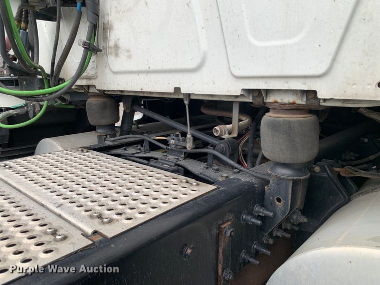 image for item DM7951 2019 International  LT625 semi truck