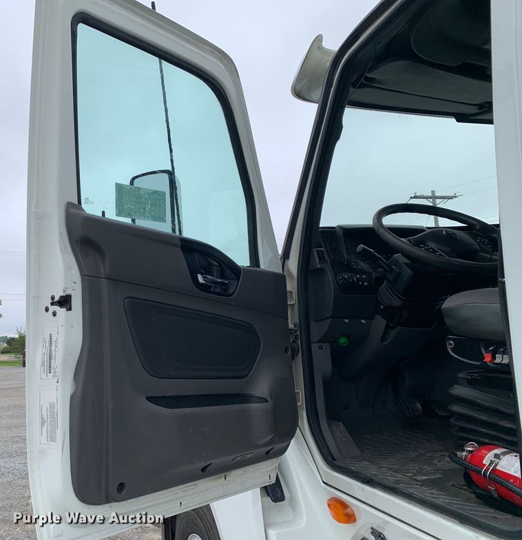 image for item DM7951 2019 International  LT625 semi truck