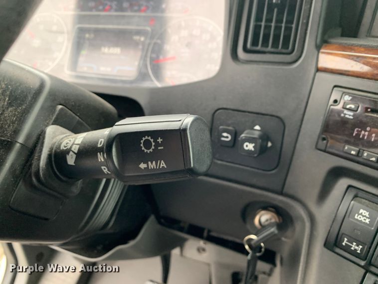 image for item DM7951 2019 International  LT625 semi truck