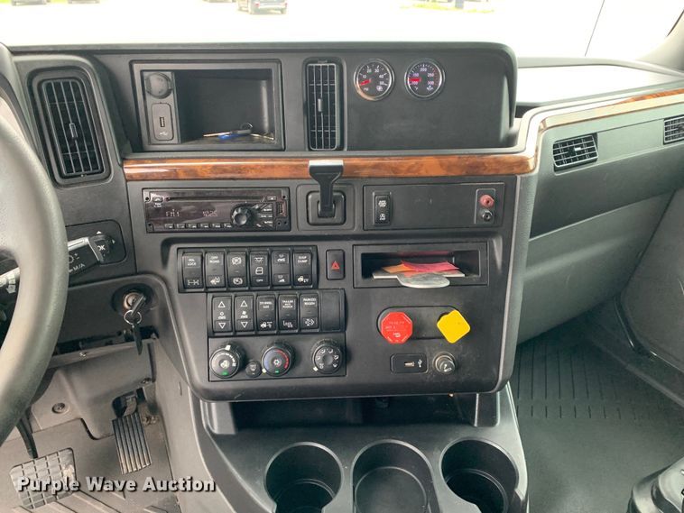 image for item DM7951 2019 International  LT625 semi truck