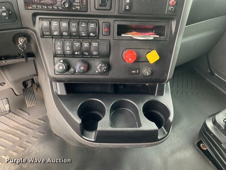 image for item DM7951 2019 International  LT625 semi truck