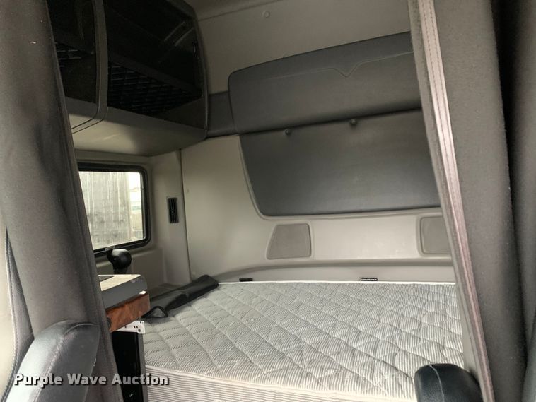 image for item DM7951 2019 International  LT625 semi truck