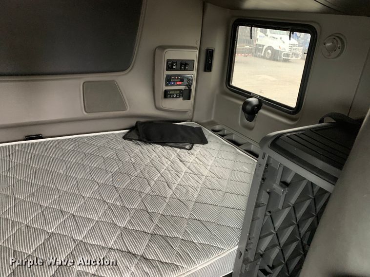 image for item DM7951 2019 International  LT625 semi truck