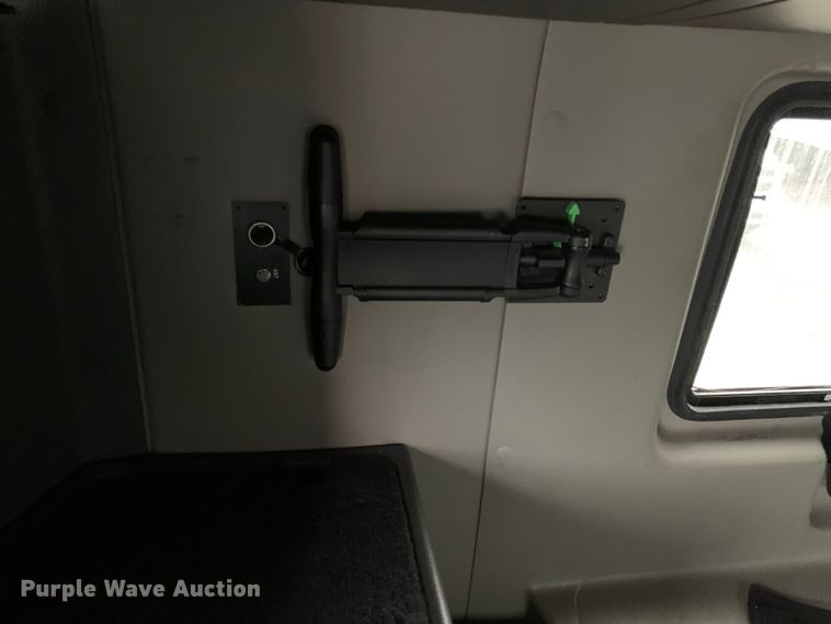 image for item DM7951 2019 International  LT625 semi truck