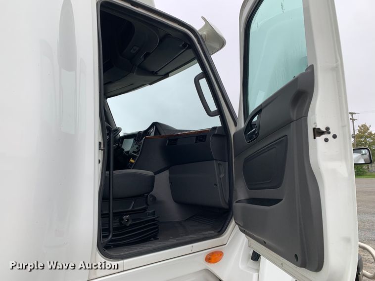 image for item DM7951 2019 International  LT625 semi truck