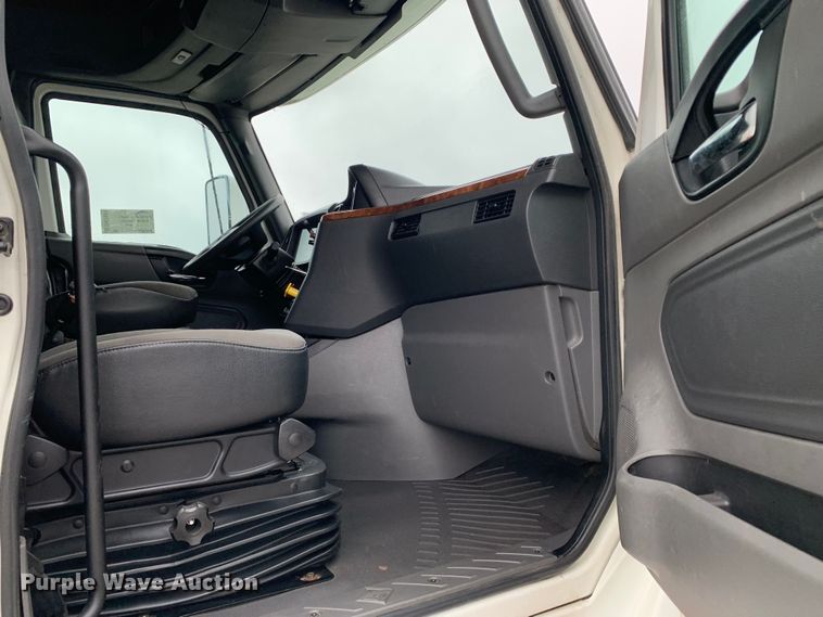 image for item DM7951 2019 International  LT625 semi truck