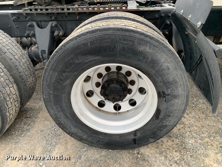 image for item DM7951 2019 International  LT625 semi truck