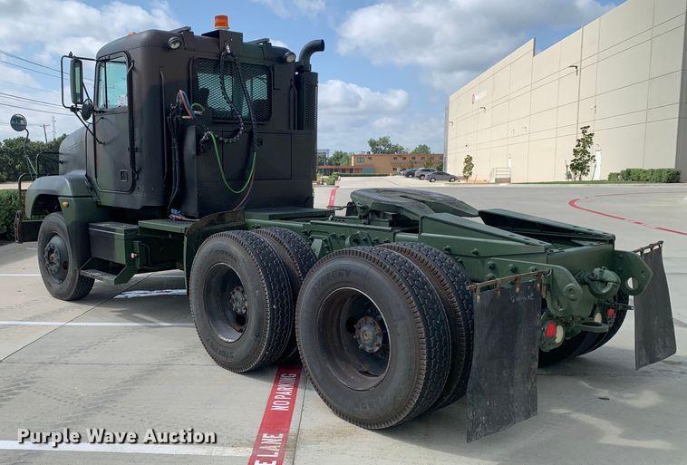 image for item DM7962 2007 Freightliner  M915A4R2 FLD120 semi truck