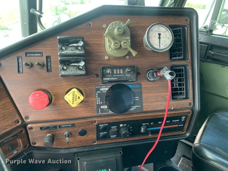 image for item DM7962 2007 Freightliner  M915A4R2 FLD120 semi truck