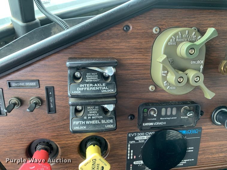 image for item DM7962 2007 Freightliner  M915A4R2 FLD120 semi truck