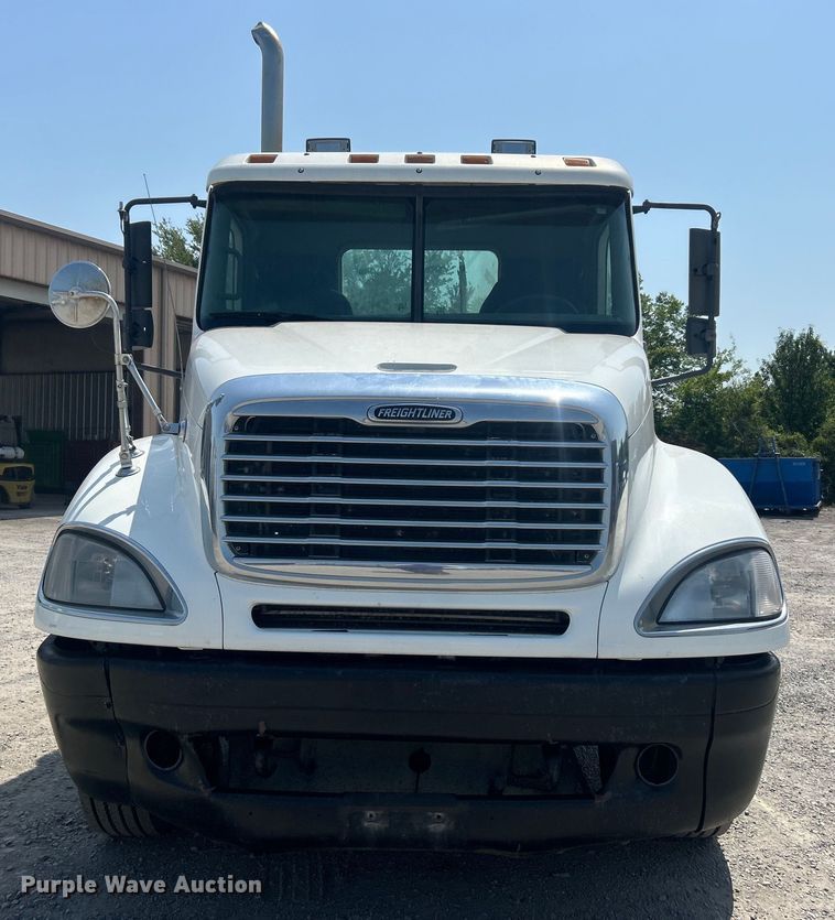 image for item DO6604 2002 Freightliner  Columbia 120 semi truck