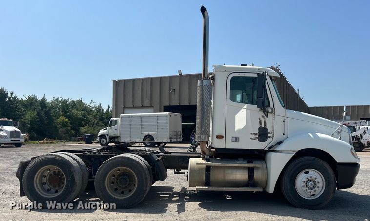 image for item DO6604 2002 Freightliner  Columbia 120 semi truck