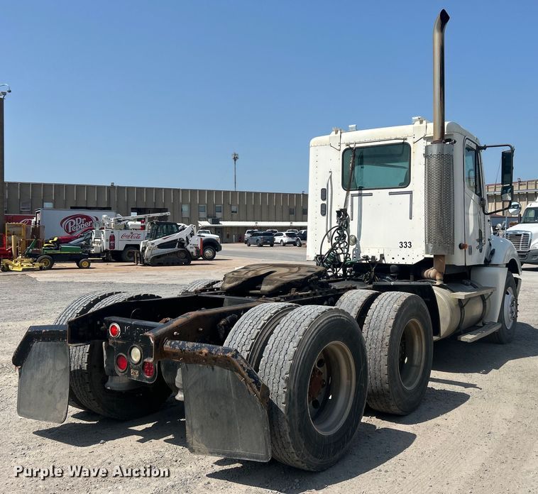 image for item DO6604 2002 Freightliner  Columbia 120 semi truck