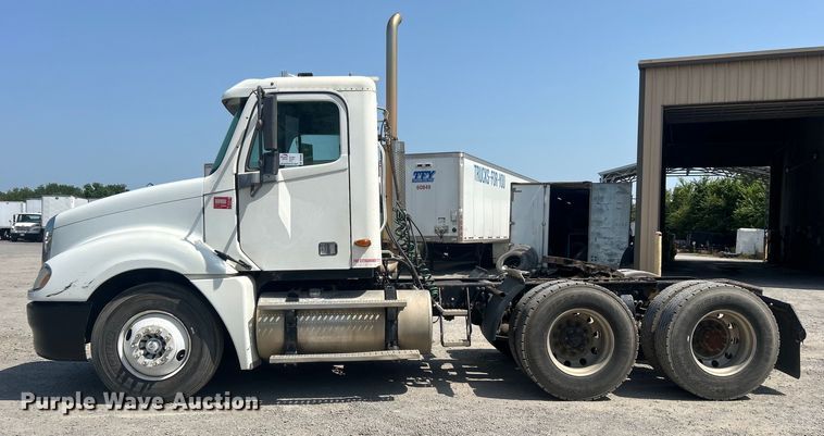 image for item DO6604 2002 Freightliner  Columbia 120 semi truck
