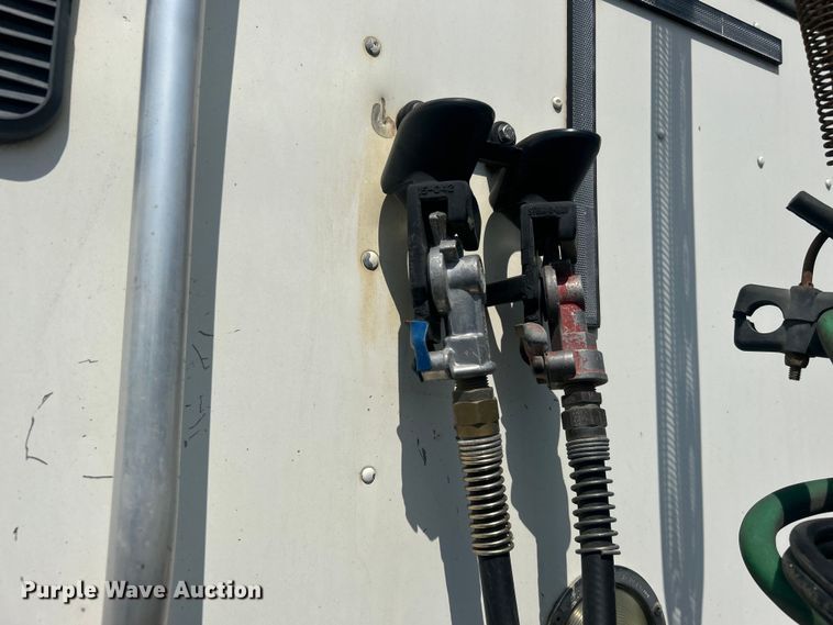 image for item DO6604 2002 Freightliner  Columbia 120 semi truck