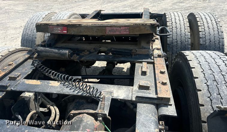 image for item DO6604 2002 Freightliner  Columbia 120 semi truck