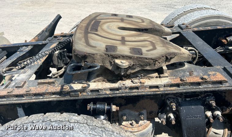 image for item DO6604 2002 Freightliner  Columbia 120 semi truck