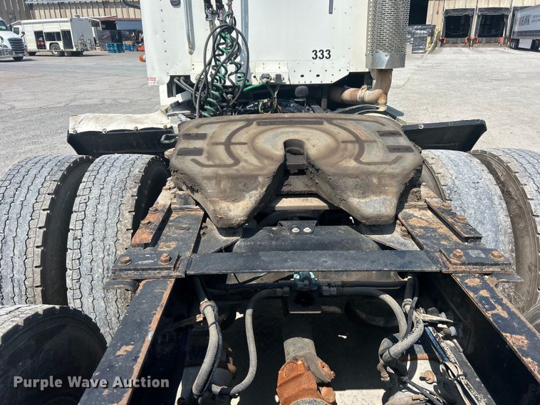 image for item DO6604 2002 Freightliner  Columbia 120 semi truck