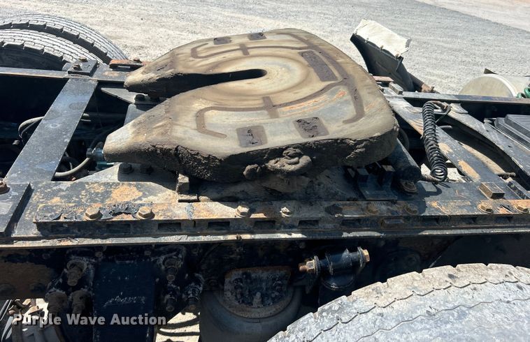 image for item DO6604 2002 Freightliner  Columbia 120 semi truck