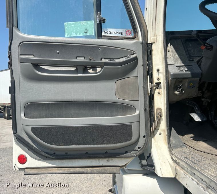 image for item DO6604 2002 Freightliner  Columbia 120 semi truck