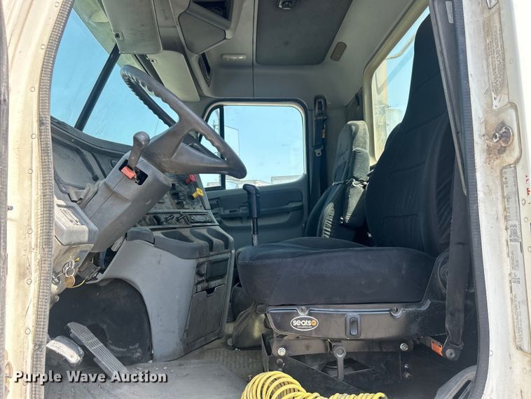 image for item DO6604 2002 Freightliner  Columbia 120 semi truck