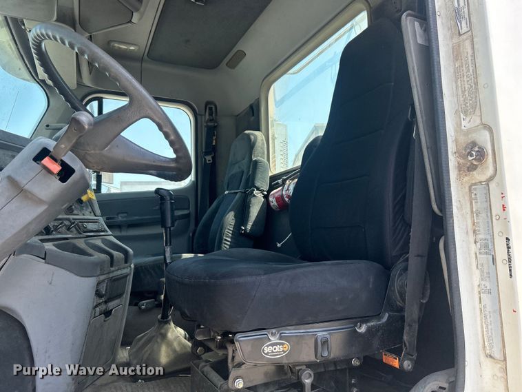 image for item DO6604 2002 Freightliner  Columbia 120 semi truck