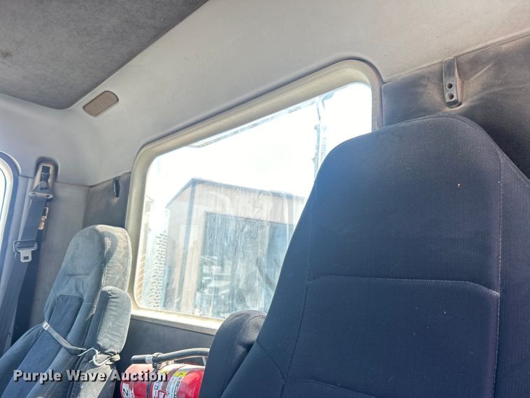 image for item DO6604 2002 Freightliner  Columbia 120 semi truck