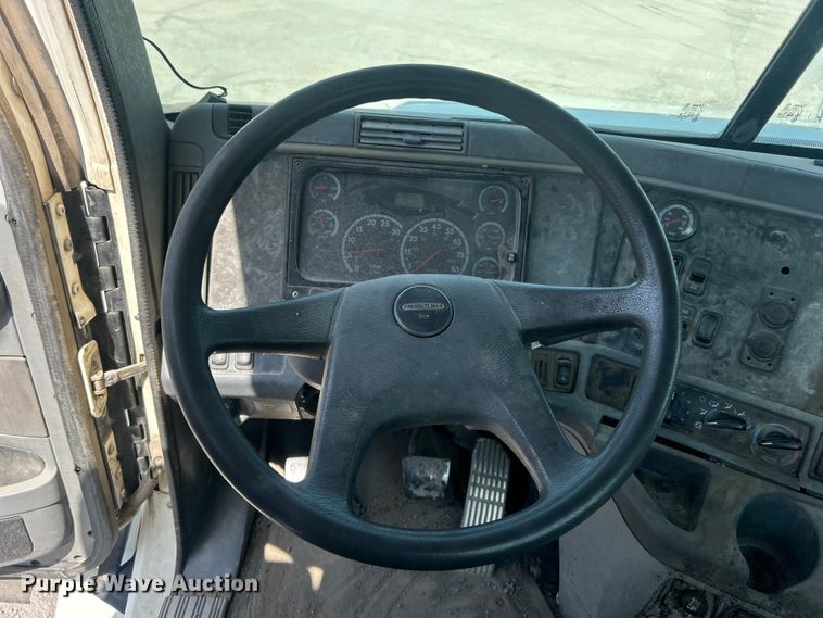 image for item DO6604 2002 Freightliner  Columbia 120 semi truck