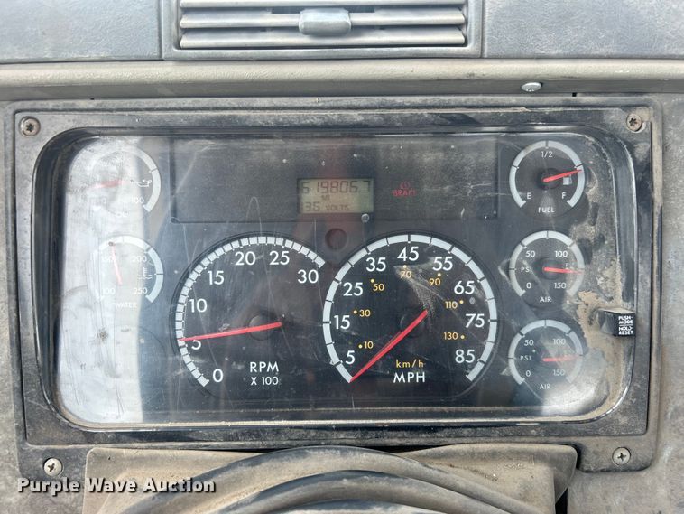 image for item DO6604 2002 Freightliner  Columbia 120 semi truck