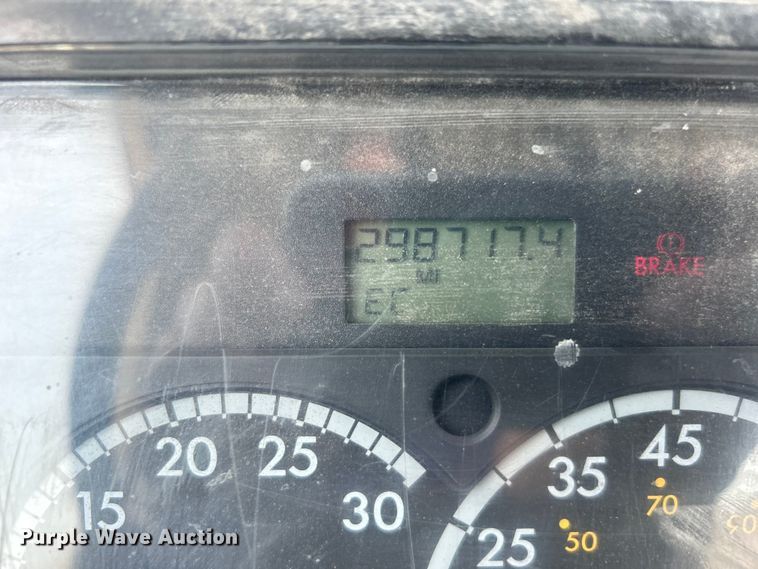 image for item DO6604 2002 Freightliner  Columbia 120 semi truck