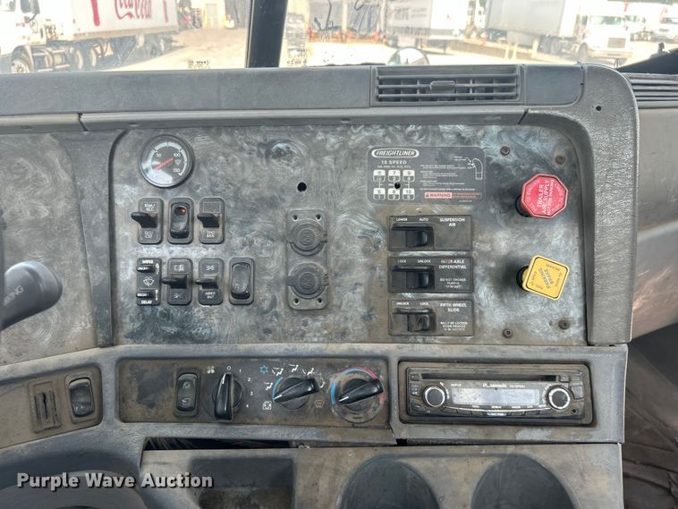 image for item DO6604 2002 Freightliner  Columbia 120 semi truck