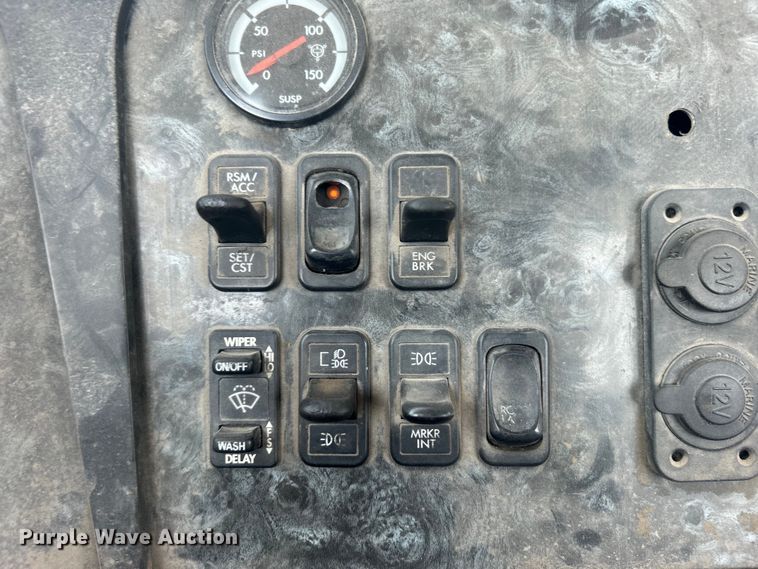 image for item DO6604 2002 Freightliner  Columbia 120 semi truck