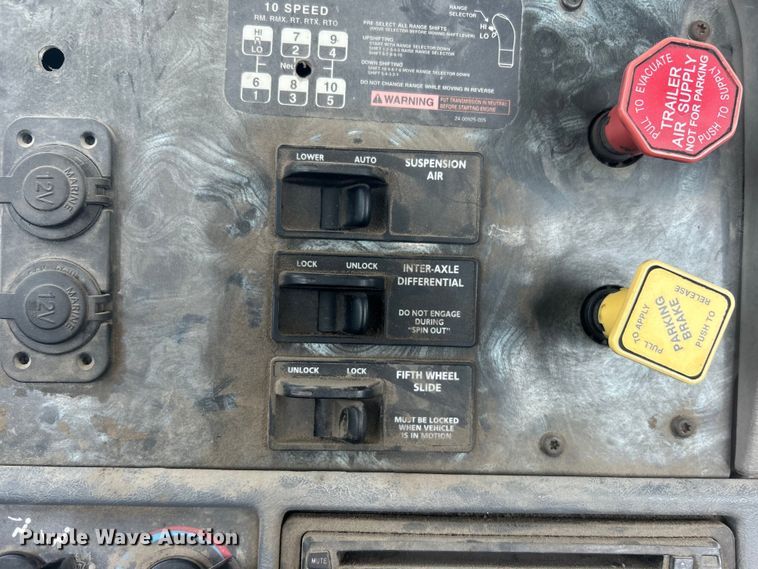 image for item DO6604 2002 Freightliner  Columbia 120 semi truck