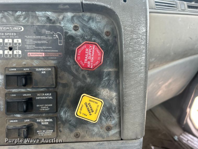 image for item DO6604 2002 Freightliner  Columbia 120 semi truck