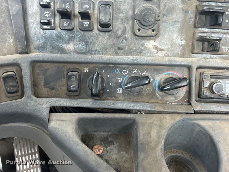 image for item DO6604 2002 Freightliner  Columbia 120 semi truck