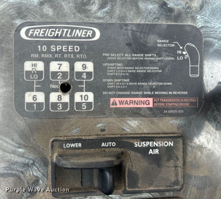 image for item DO6604 2002 Freightliner  Columbia 120 semi truck