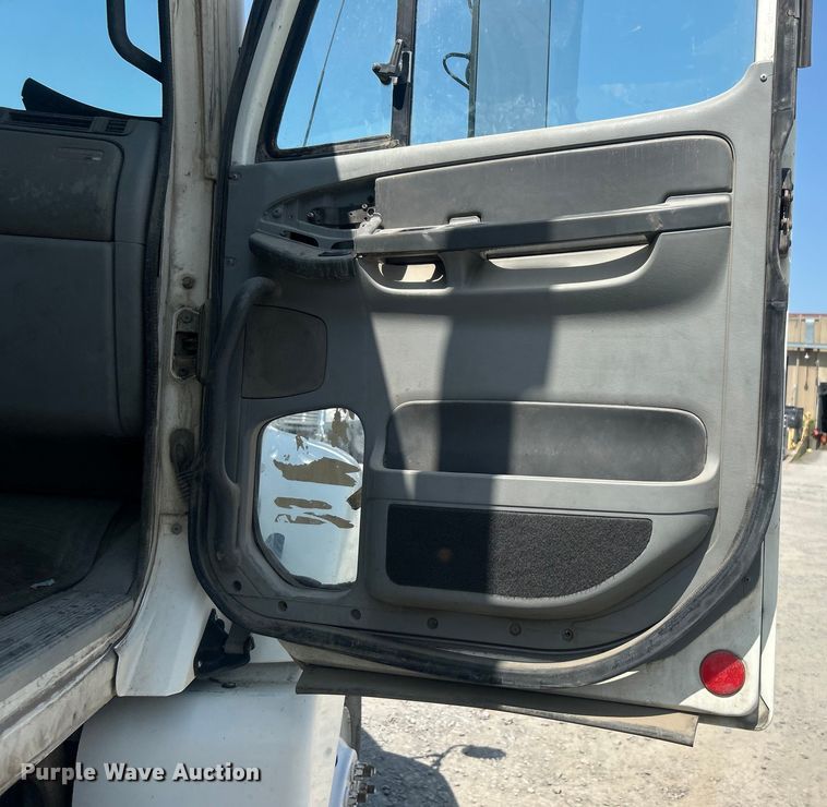 image for item DO6604 2002 Freightliner  Columbia 120 semi truck