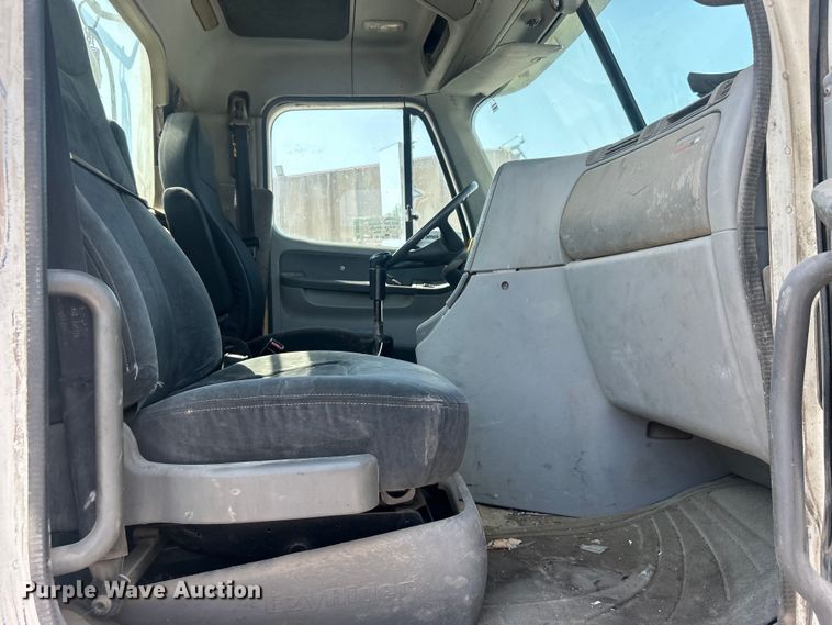 image for item DO6604 2002 Freightliner  Columbia 120 semi truck