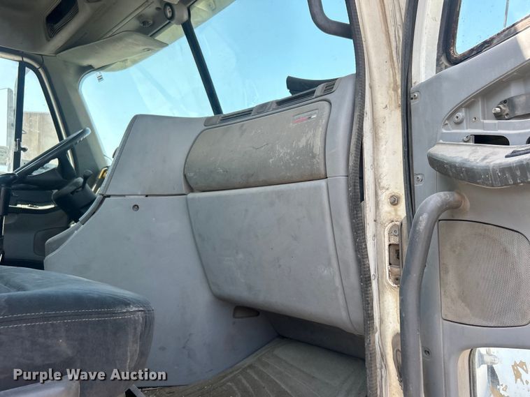 image for item DO6604 2002 Freightliner  Columbia 120 semi truck