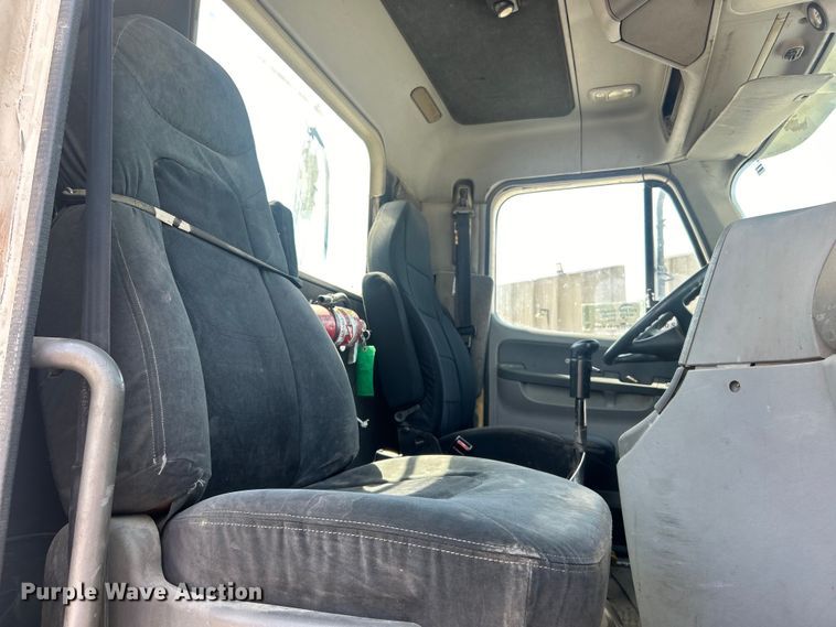 image for item DO6604 2002 Freightliner  Columbia 120 semi truck