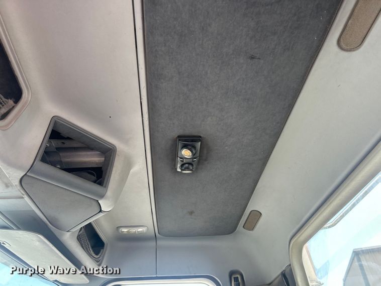 image for item DO6604 2002 Freightliner  Columbia 120 semi truck